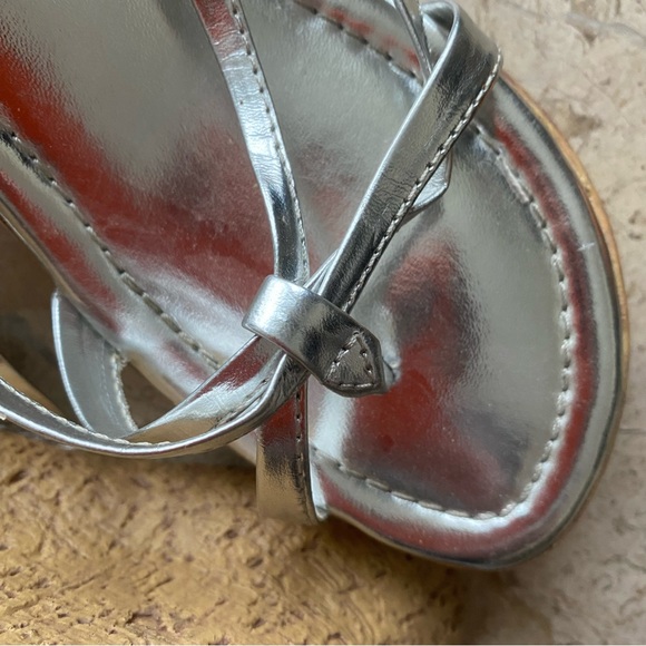 Silver Slip On Thong Strappy Sandal Platform Wedge Classified Size 6.5 New - Picture 10 of 13